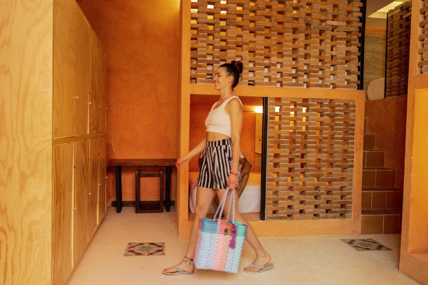 Hotel Casa Pepe Sayulita Zewnętrze zdjęcie A woman wearing a pair of shorts